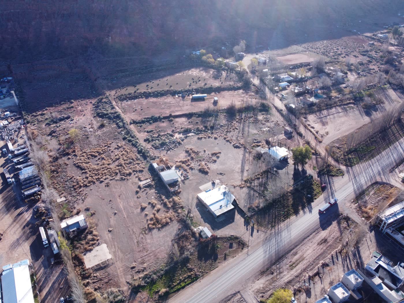 Vista aérea oblicua del lote con la barda de fondo